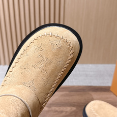 LOUIS VUITTON 驴牌2026秋冬新款棉靴 这款 Colorado 短靴以绒面小牛麂皮精心制造,并饰有灵感源自 LOUIS VUITTON 驴牌2026秋冬新款棉靴 这款 Colorado 短靴以绒面小牛麂皮精心制造,并饰有灵感源自