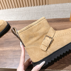 LOUIS VUITTON 驴牌2026秋冬新款棉靴 这款 Colorado 短靴以绒面小牛麂皮精心制造,并饰有灵感源自 LOUIS VUITTON 驴牌2026秋冬新款棉靴 这款 Colorado 短靴以绒面小牛麂皮精心制造,并饰有灵感源自