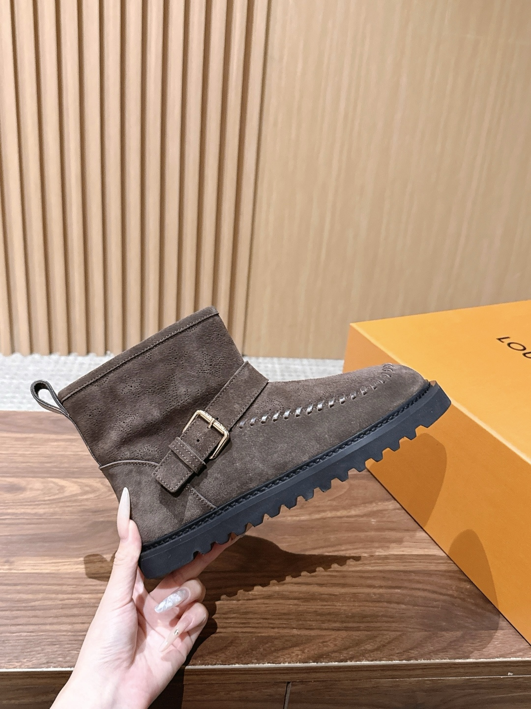 LOUIS VUITTON 驴牌2026秋冬新款棉靴 这款 Colorado 短靴以绒面小牛麂皮精心制造,并饰有灵感源自 LOUIS VUITTON 驴牌2026秋冬新款棉靴 这款 Colorado 短靴以绒面小牛麂皮精心制造,并饰有灵感源自