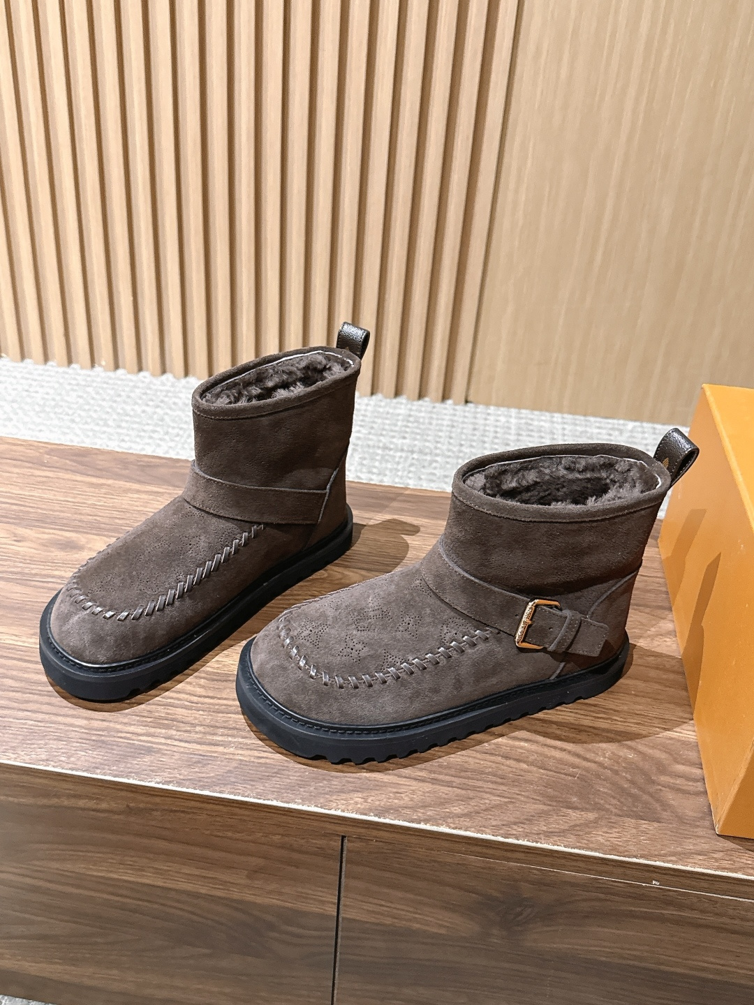 LOUIS VUITTON 驴牌2026秋冬新款棉靴 这款 Colorado 短靴以绒面小牛麂皮精心制造,并饰有灵感源自 LOUIS VUITTON 驴牌2026秋冬新款棉靴 这款 Colorado 短靴以绒面小牛麂皮精心制造,并饰有灵感源自