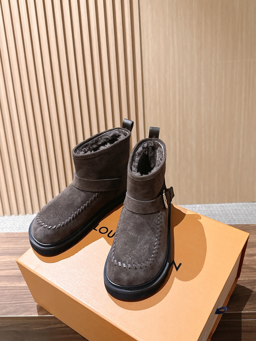 LOUIS VUITTON 驴牌2026秋冬新款棉靴 这款 Colorado 短靴以绒面小牛麂皮精心制造,并饰有灵感源自 LOUIS VUITTON 驴牌2026秋冬新款棉靴 这款 Colorado 短靴以绒面小牛麂皮精心制造,并饰有灵感源自