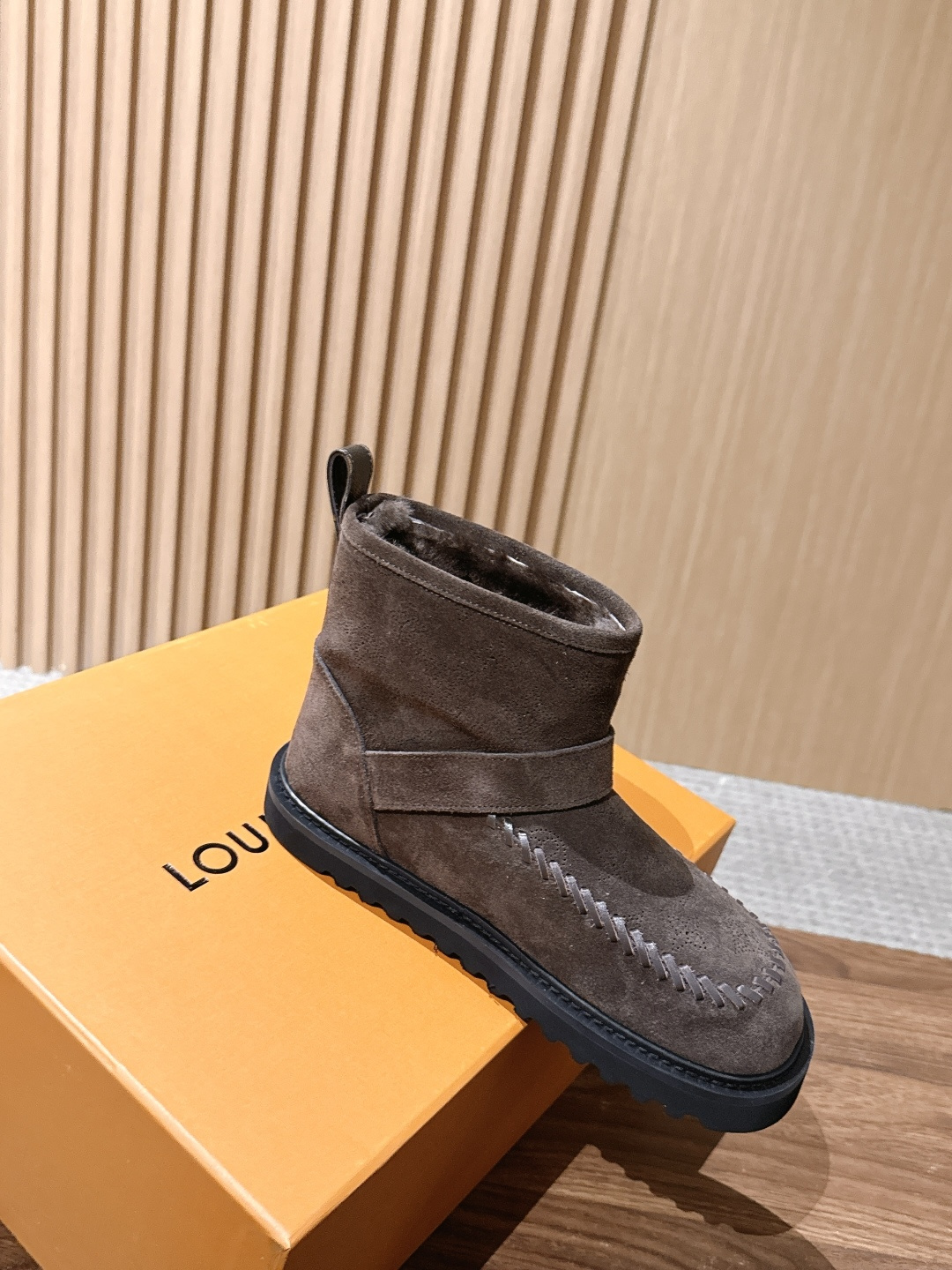 LOUIS VUITTON 驴牌2026秋冬新款棉靴 这款 Colorado 短靴以绒面小牛麂皮精心制造,并饰有灵感源自 LOUIS VUITTON 驴牌2026秋冬新款棉靴 这款 Colorado 短靴以绒面小牛麂皮精心制造,并饰有灵感源自