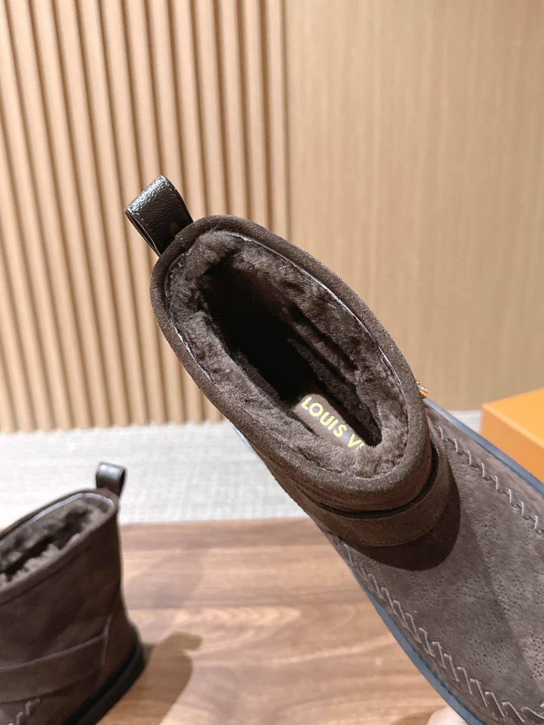 LOUIS VUITTON 驴牌2026秋冬新款棉靴 这款 Colorado 短靴以绒面小牛麂皮精心制造,并饰有灵感源自 LOUIS VUITTON 驴牌2026秋冬新款棉靴 这款 Colorado 短靴以绒面小牛麂皮精心制造,并饰有灵感源自