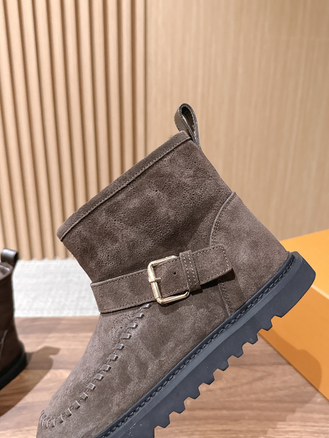 LOUIS VUITTON 驴牌2026秋冬新款棉靴 这款 Colorado 短靴以绒面小牛麂皮精心制造,并饰有灵感源自 LOUIS VUITTON 驴牌2026秋冬新款棉靴 这款 Colorado 短靴以绒面小牛麂皮精心制造,并饰有灵感源自