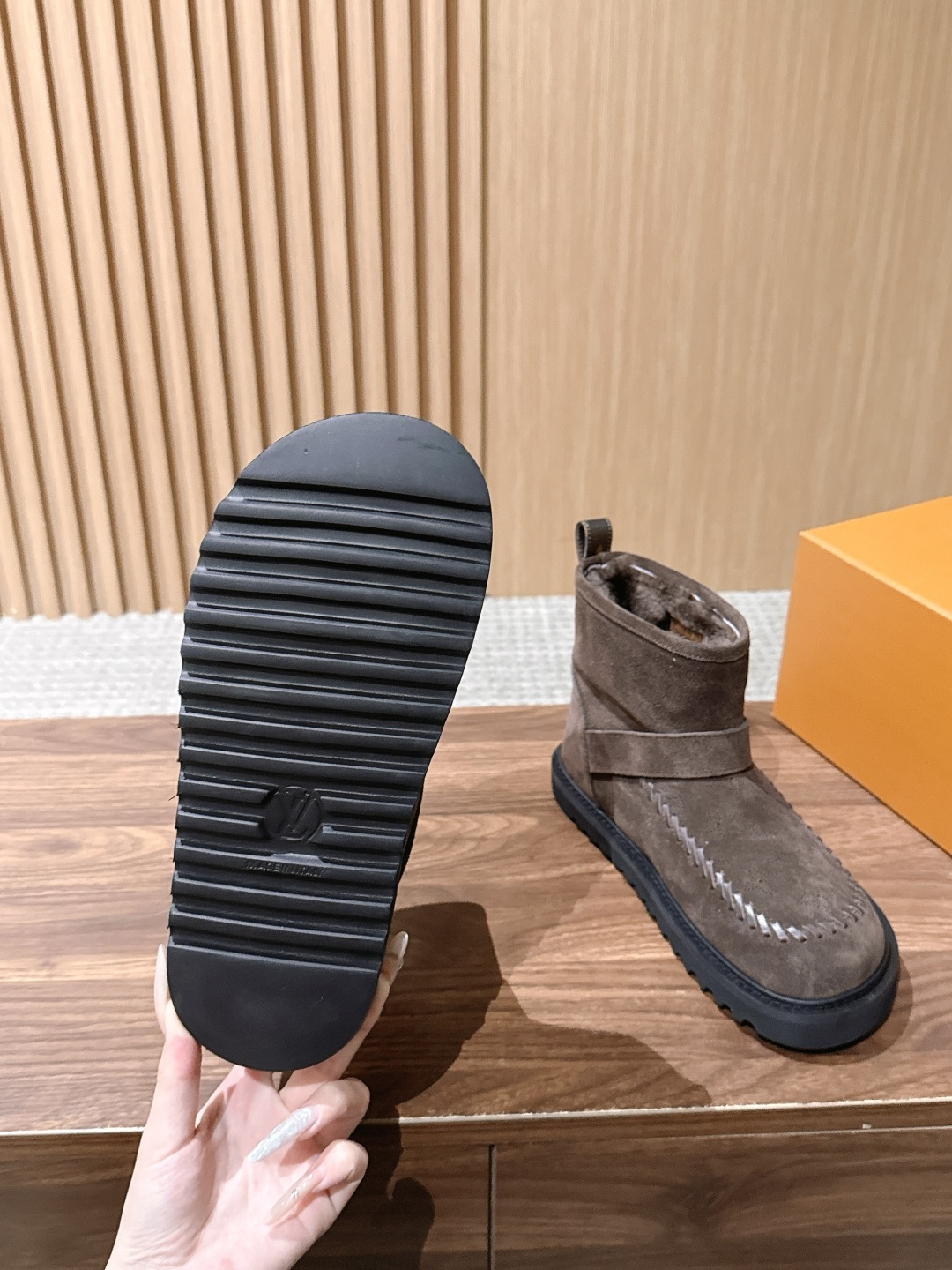 LOUIS VUITTON 驴牌2026秋冬新款棉靴 这款 Colorado 短靴以绒面小牛麂皮精心制造,并饰有灵感源自 LOUIS VUITTON 驴牌2026秋冬新款棉靴 这款 Colorado 短靴以绒面小牛麂皮精心制造,并饰有灵感源自