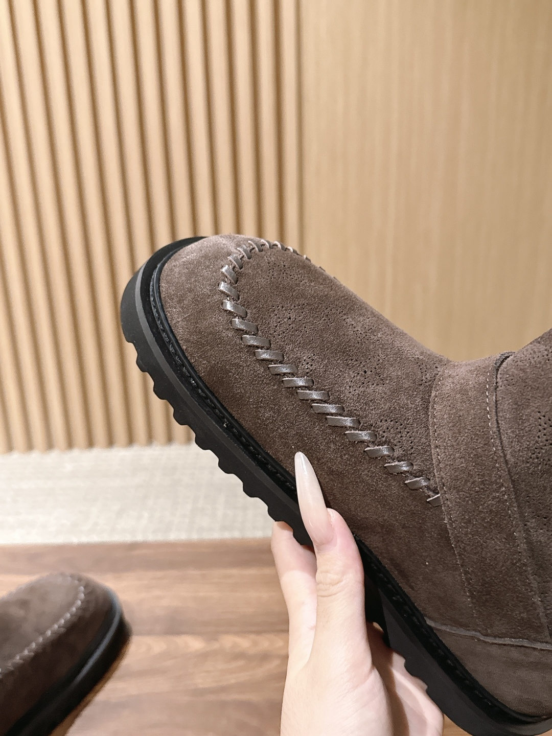 LOUIS VUITTON 驴牌2026秋冬新款棉靴 这款 Colorado 短靴以绒面小牛麂皮精心制造,并饰有灵感源自 LOUIS VUITTON 驴牌2026秋冬新款棉靴 这款 Colorado 短靴以绒面小牛麂皮精心制造,并饰有灵感源自