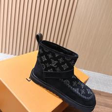 LOUIS VUITTON 驴牌2026秋冬新款棉靴 这款 Colorado 短靴以绒面小牛麂皮精心制造,并饰有灵感源自 LOUIS VUITTON 驴牌2026秋冬新款棉靴 这款 Colorado 短靴以绒面小牛麂皮精心制造,并饰有灵感源自