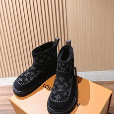 LOUIS VUITTON 驴牌2026秋冬新款棉靴 这款 Colorado 短靴以绒面小牛麂皮精心制造,并饰有灵感源自 LOUIS VUITTON 驴牌2026秋冬新款棉靴 这款 Colorado 短靴以绒面小牛麂皮精心制造,并饰有灵感源自