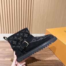 LOUIS VUITTON 驴牌2026秋冬新款棉靴 这款 Colorado 短靴以绒面小牛麂皮精心制造,并饰有灵感源自 LOUIS VUITTON 驴牌2026秋冬新款棉靴 这款 Colorado 短靴以绒面小牛麂皮精心制造,并饰有灵感源自