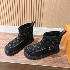 LOUIS VUITTON 驴牌2026秋冬新款棉靴 这款 Colorado 短靴以绒面小牛麂皮精心制造,并饰有灵感源自 LOUIS VUITTON 驴牌2026秋冬新款棉靴 这款 Colorado 短靴以绒面小牛麂皮精心制造,并饰有灵感源自