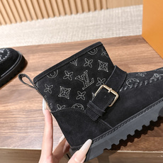 LOUIS VUITTON 驴牌2026秋冬新款棉靴 这款 Colorado 短靴以绒面小牛麂皮精心制造,并饰有灵感源自 LOUIS VUITTON 驴牌2026秋冬新款棉靴 这款 Colorado 短靴以绒面小牛麂皮精心制造,并饰有灵感源自