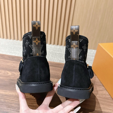 LOUIS VUITTON 驴牌2026秋冬新款棉靴 这款 Colorado 短靴以绒面小牛麂皮精心制造,并饰有灵感源自 LOUIS VUITTON 驴牌2026秋冬新款棉靴 这款 Colorado 短靴以绒面小牛麂皮精心制造,并饰有灵感源自