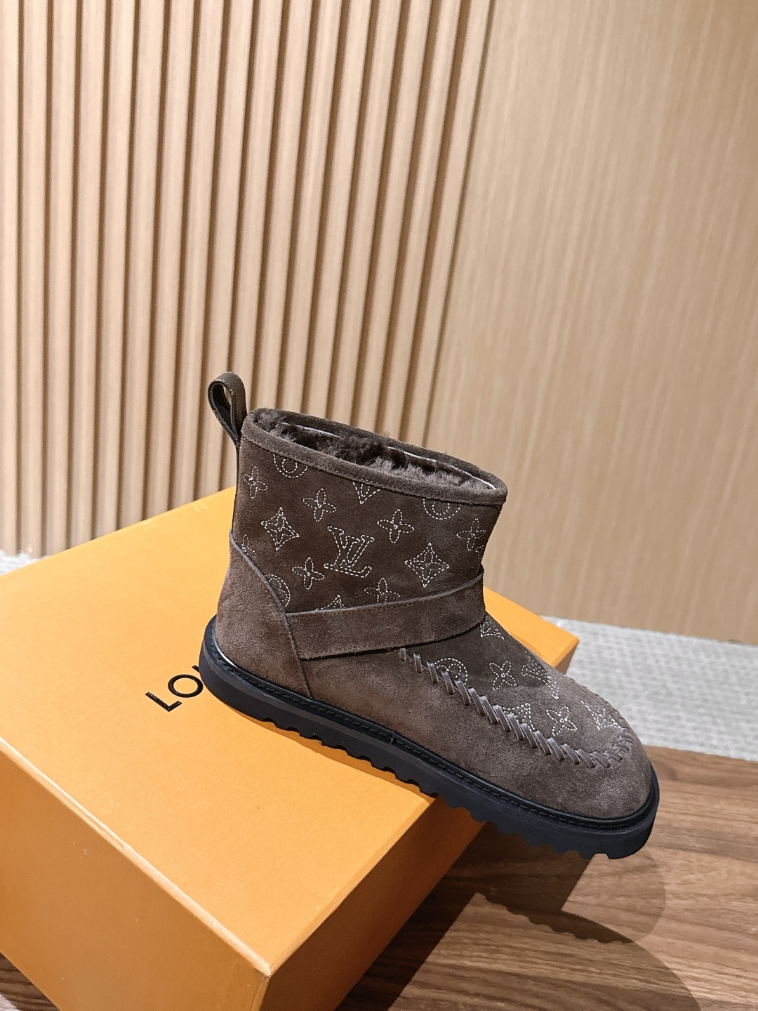 LOUIS VUITTON 驴牌2026秋冬新款棉靴 这款 Colorado 短靴以绒面小牛麂皮精心制造，并饰有灵感源自