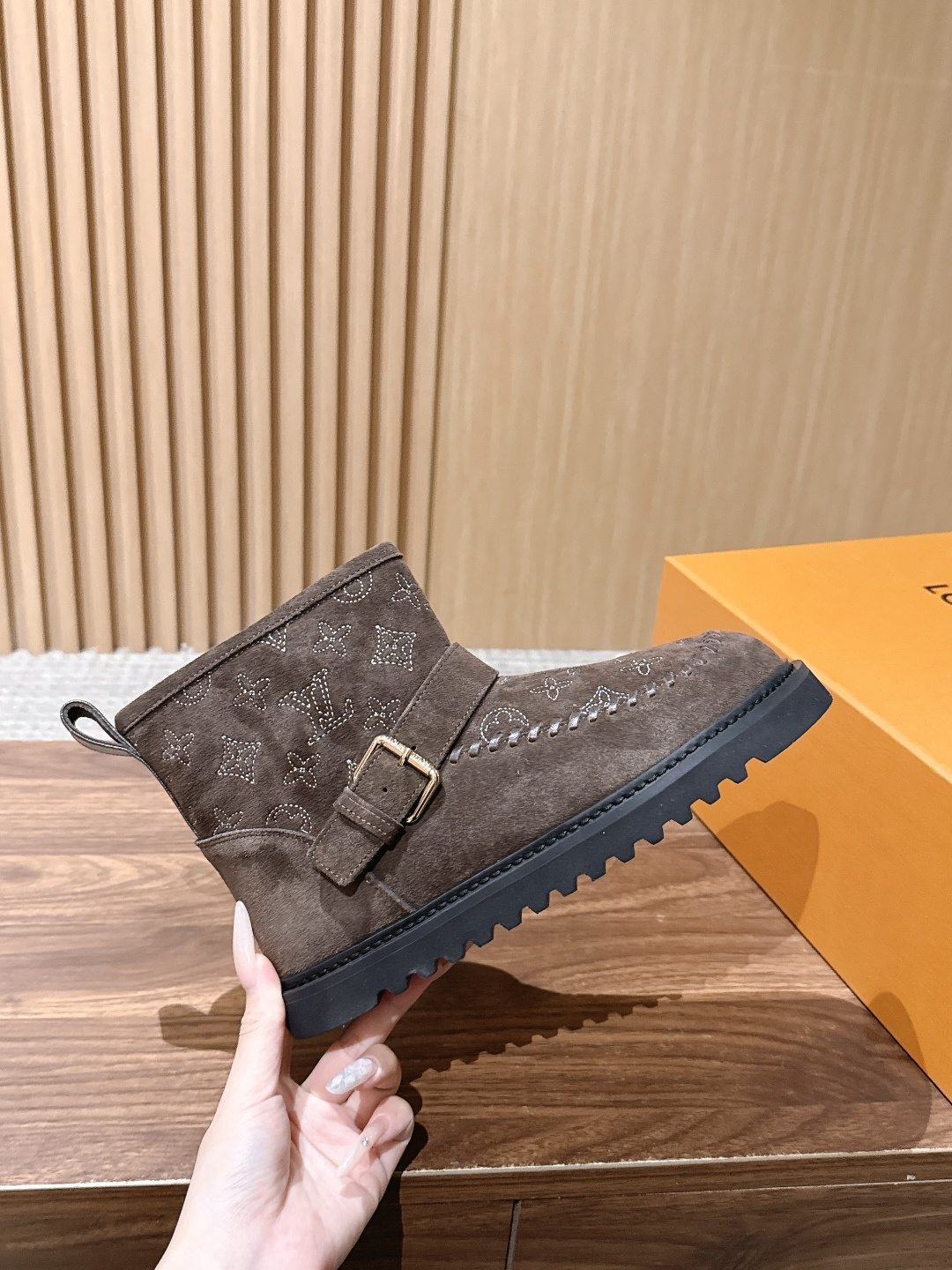 LOUIS VUITTON 驴牌2026秋冬新款棉靴 这款 Colorado 短靴以绒面小牛麂皮精心制造，并饰有灵感源自
