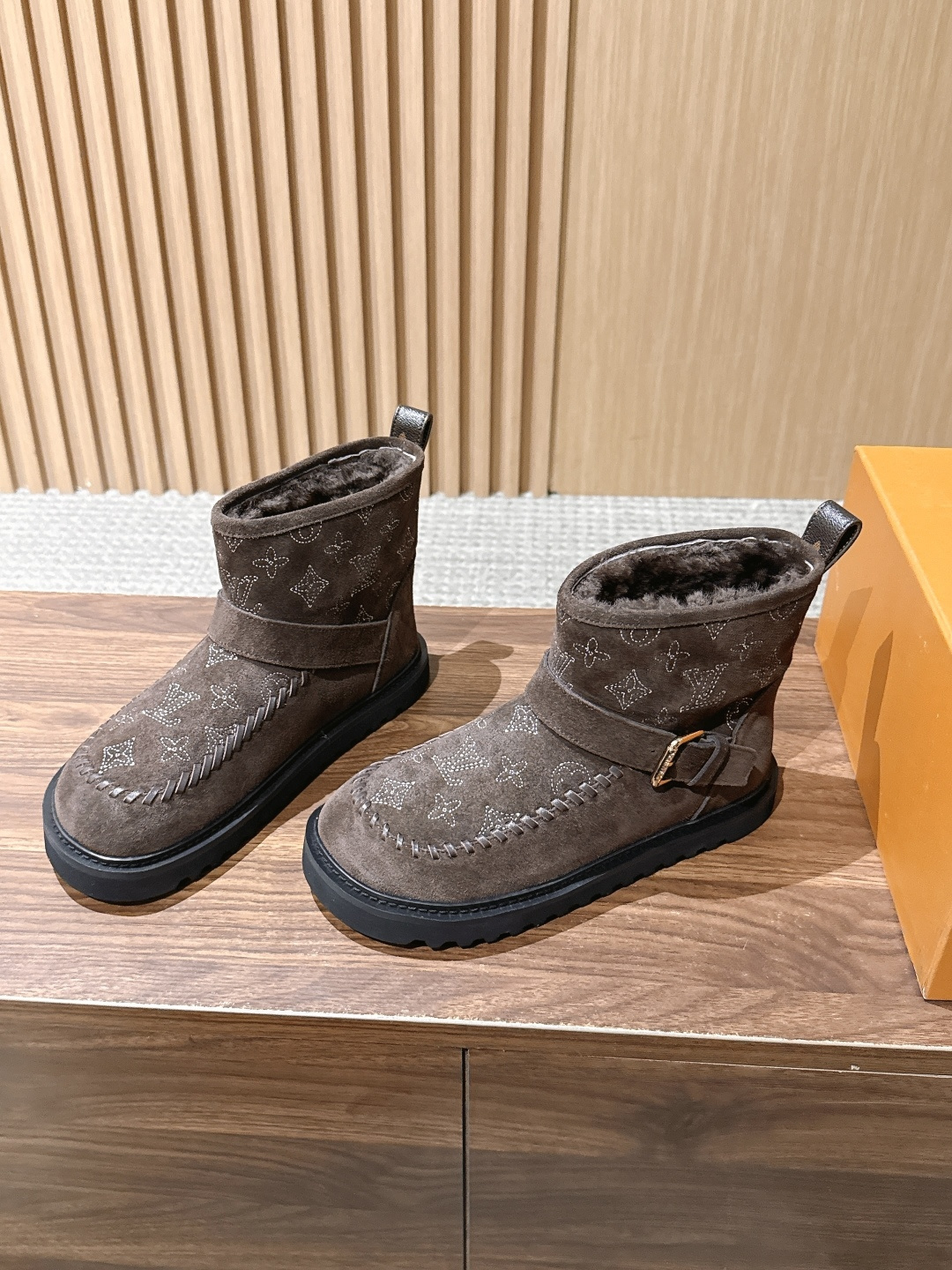 LOUIS VUITTON 驴牌2026秋冬新款棉靴 这款 Colorado 短靴以绒面小牛麂皮精心制造，并饰有灵感源自