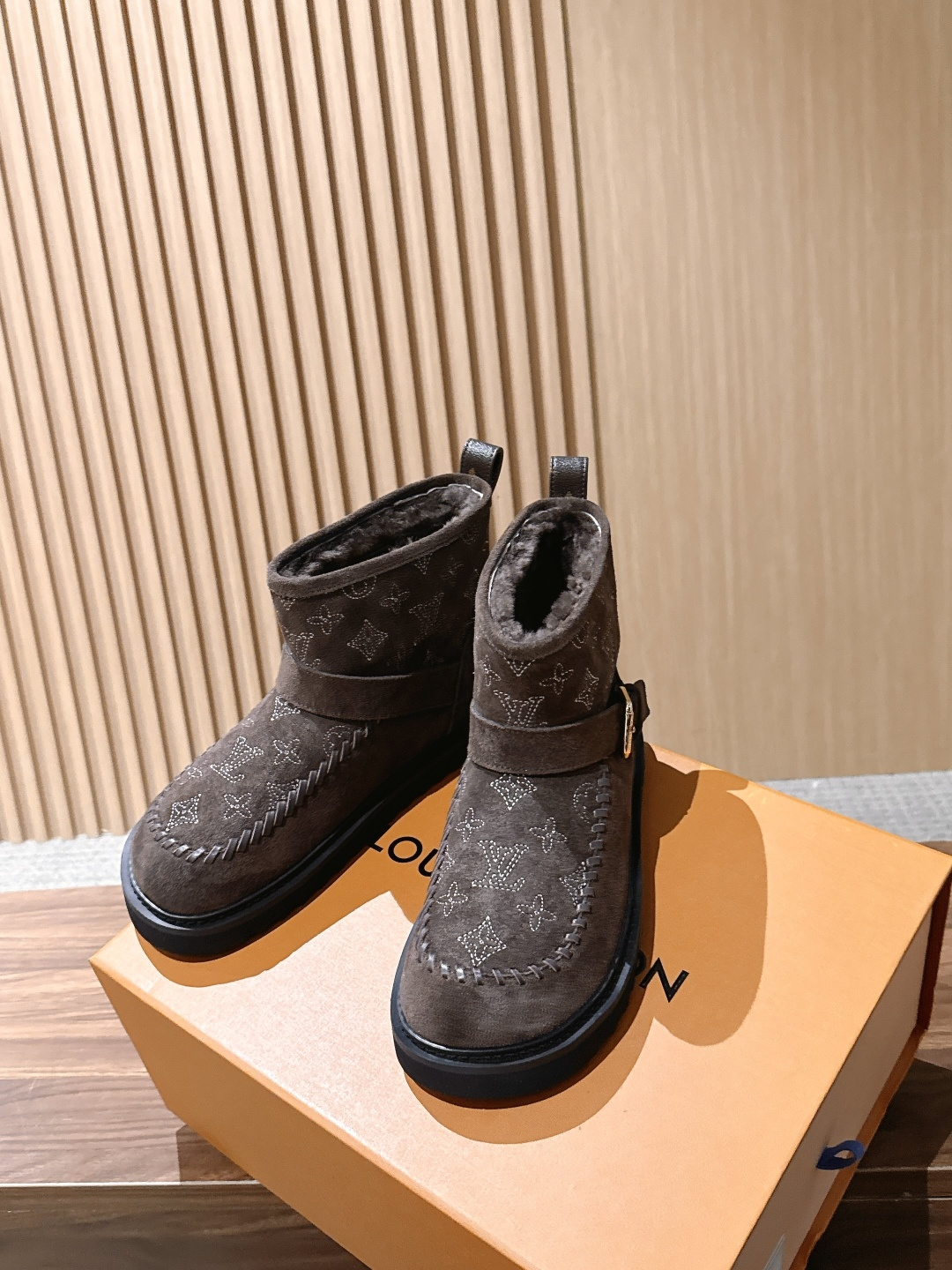 LOUIS VUITTON 驴牌2026秋冬新款棉靴 这款 Colorado 短靴以绒面小牛麂皮精心制造，并饰有灵感源自