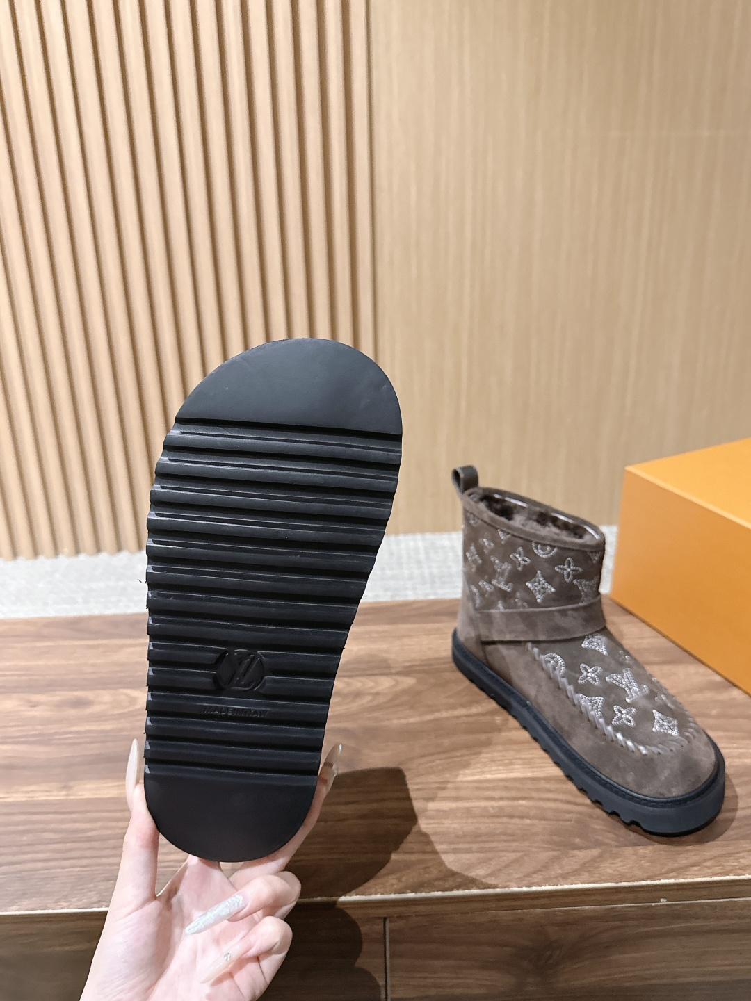 LOUIS VUITTON 驴牌2026秋冬新款棉靴 这款 Colorado 短靴以绒面小牛麂皮精心制造，并饰有灵感源自