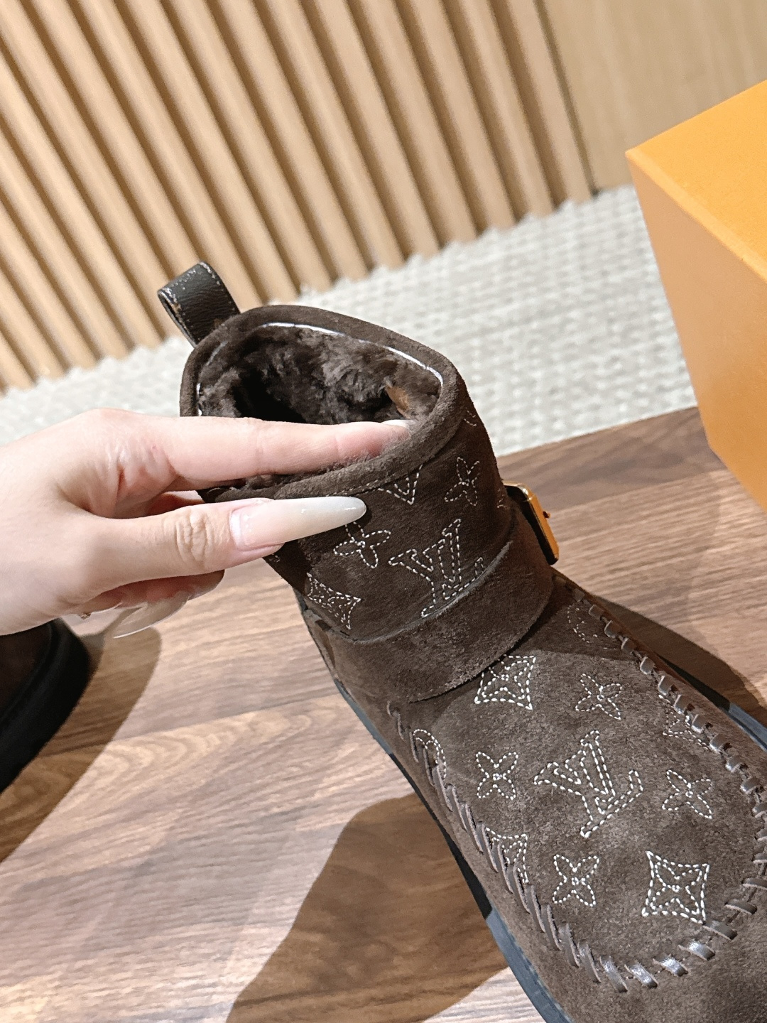 LOUIS VUITTON 驴牌2026秋冬新款棉靴 这款 Colorado 短靴以绒面小牛麂皮精心制造，并饰有灵感源自