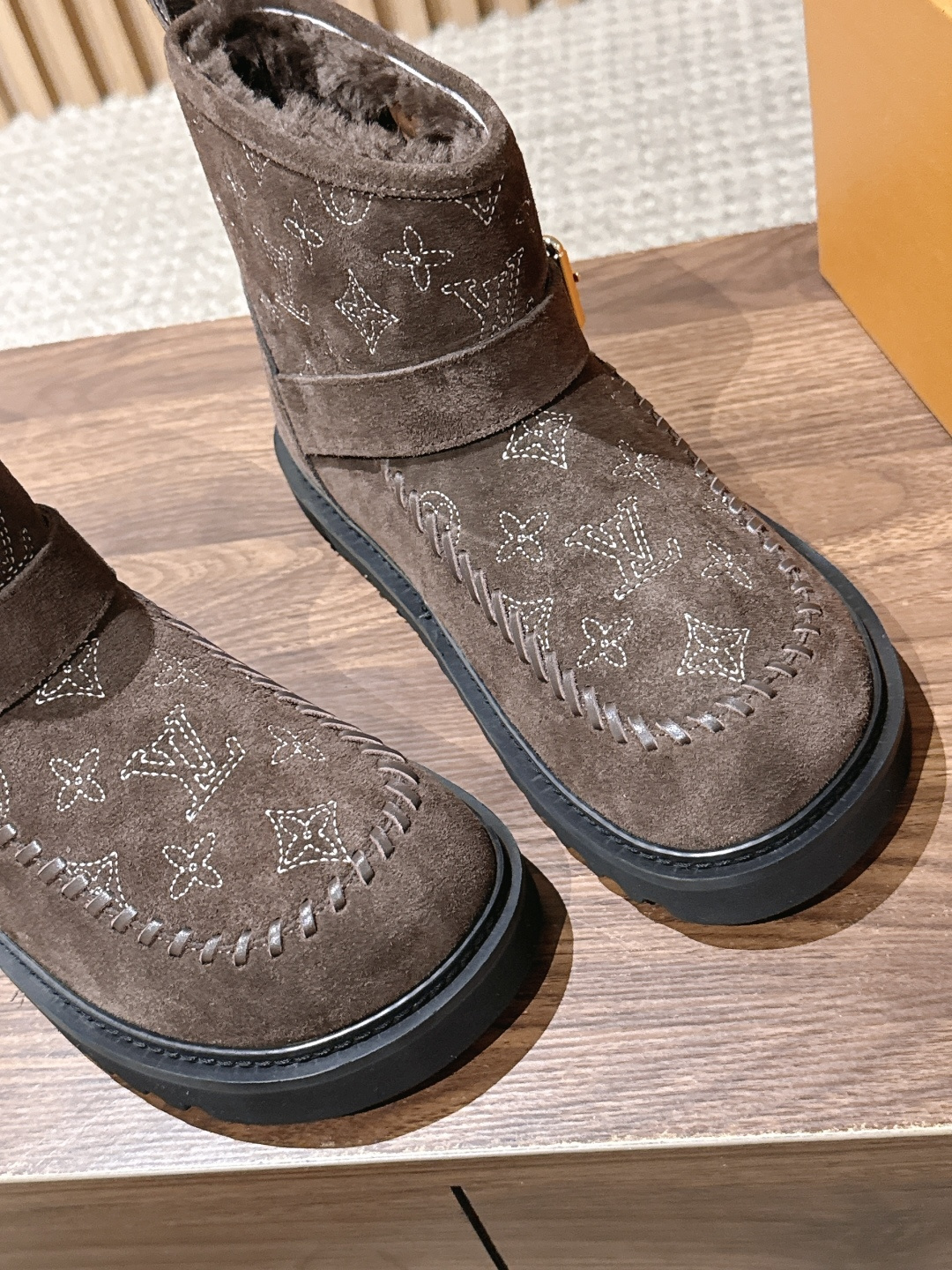 LOUIS VUITTON 驴牌2026秋冬新款棉靴 这款 Colorado 短靴以绒面小牛麂皮精心制造，并饰有灵感源自
