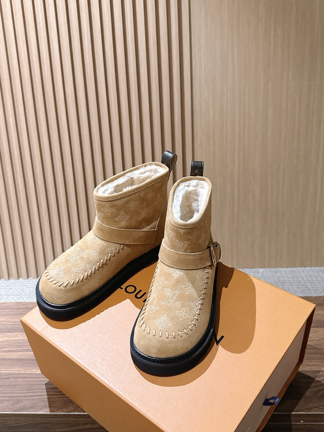 LOUIS VUITTON 驴牌2026秋冬新款棉靴 这款 Colorado 短靴以绒面小牛麂皮精心制造，并饰有灵感源自