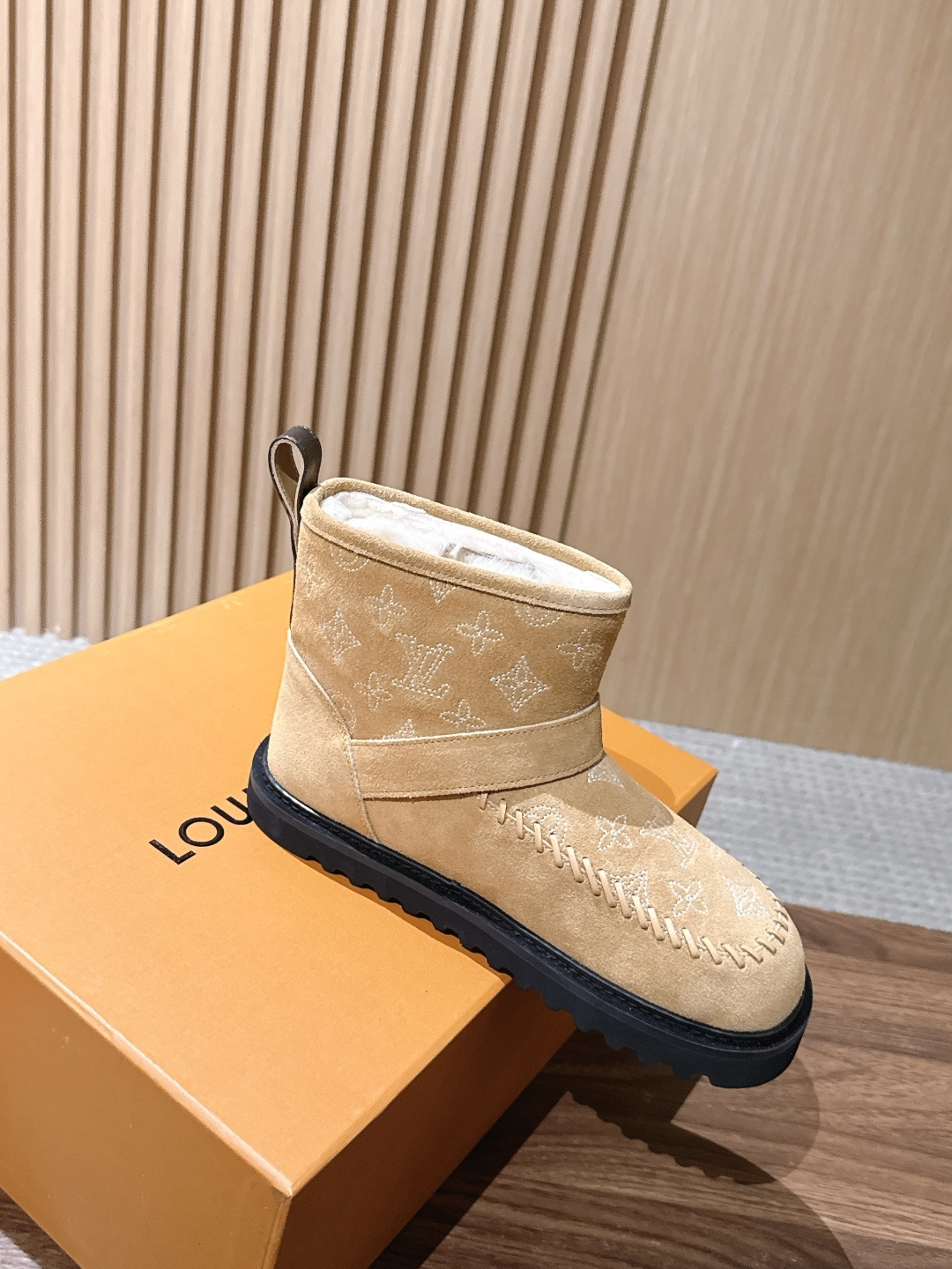 LOUIS VUITTON 驴牌2026秋冬新款棉靴 这款 Colorado 短靴以绒面小牛麂皮精心制造，并饰有灵感源自