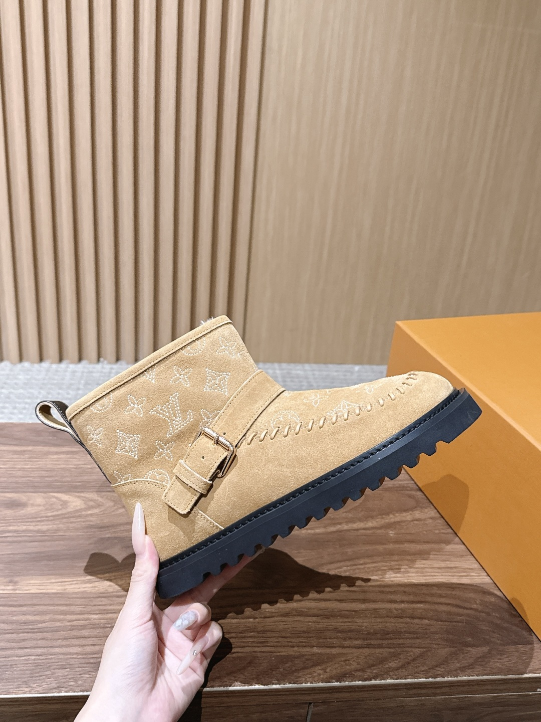 LOUIS VUITTON 驴牌2026秋冬新款棉靴 这款 Colorado 短靴以绒面小牛麂皮精心制造，并饰有灵感源自