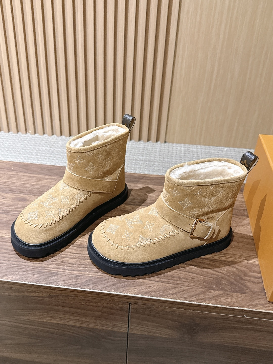 LOUIS VUITTON 驴牌2026秋冬新款棉靴 这款 Colorado 短靴以绒面小牛麂皮精心制造，并饰有灵感源自