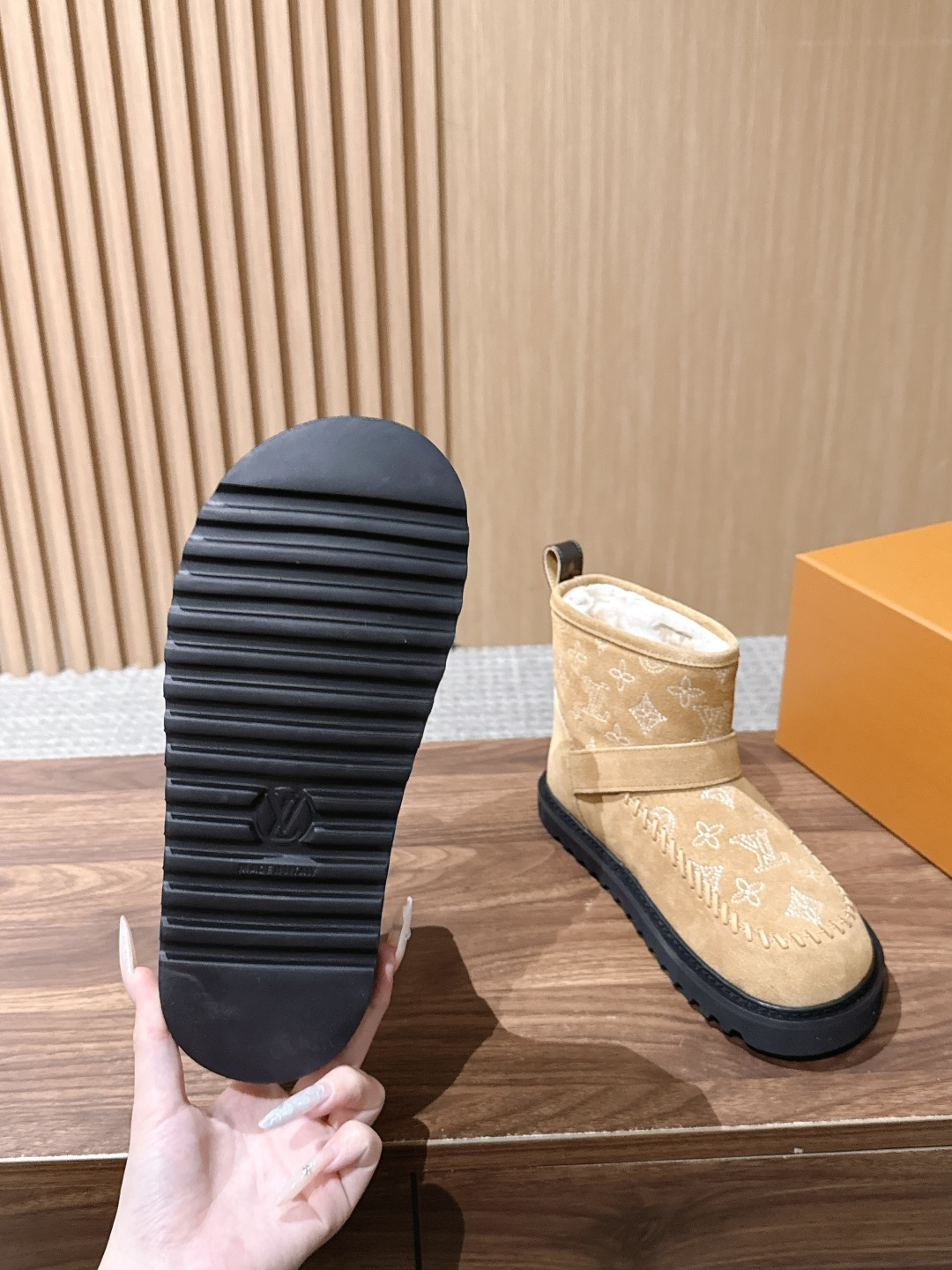 LOUIS VUITTON 驴牌2026秋冬新款棉靴 这款 Colorado 短靴以绒面小牛麂皮精心制造，并饰有灵感源自