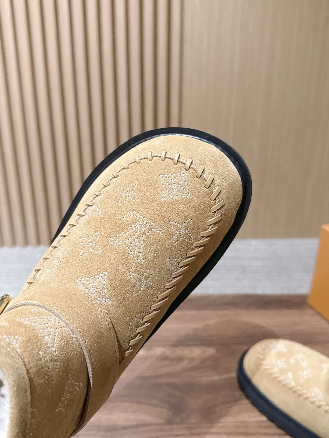 LOUIS VUITTON 驴牌2026秋冬新款棉靴 这款 Colorado 短靴以绒面小牛麂皮精心制造，并饰有灵感源自