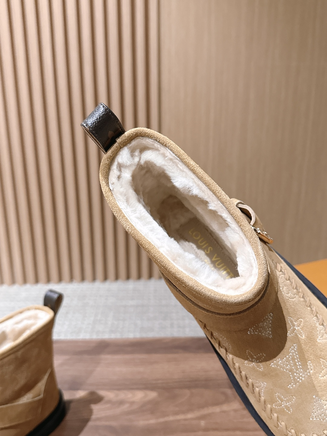 LOUIS VUITTON 驴牌2026秋冬新款棉靴 这款 Colorado 短靴以绒面小牛麂皮精心制造，并饰有灵感源自