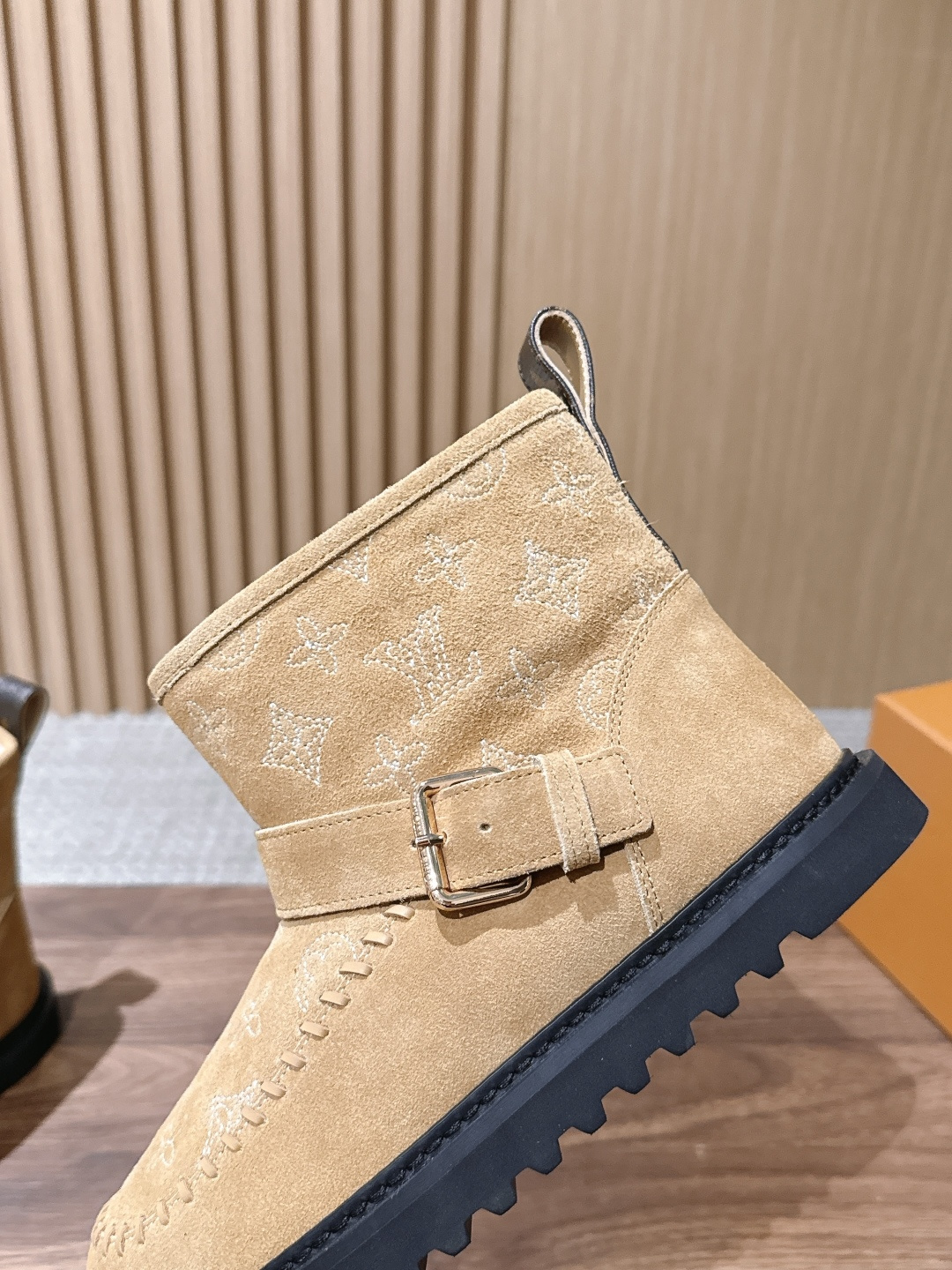 LOUIS VUITTON 驴牌2026秋冬新款棉靴 这款 Colorado 短靴以绒面小牛麂皮精心制造，并饰有灵感源自