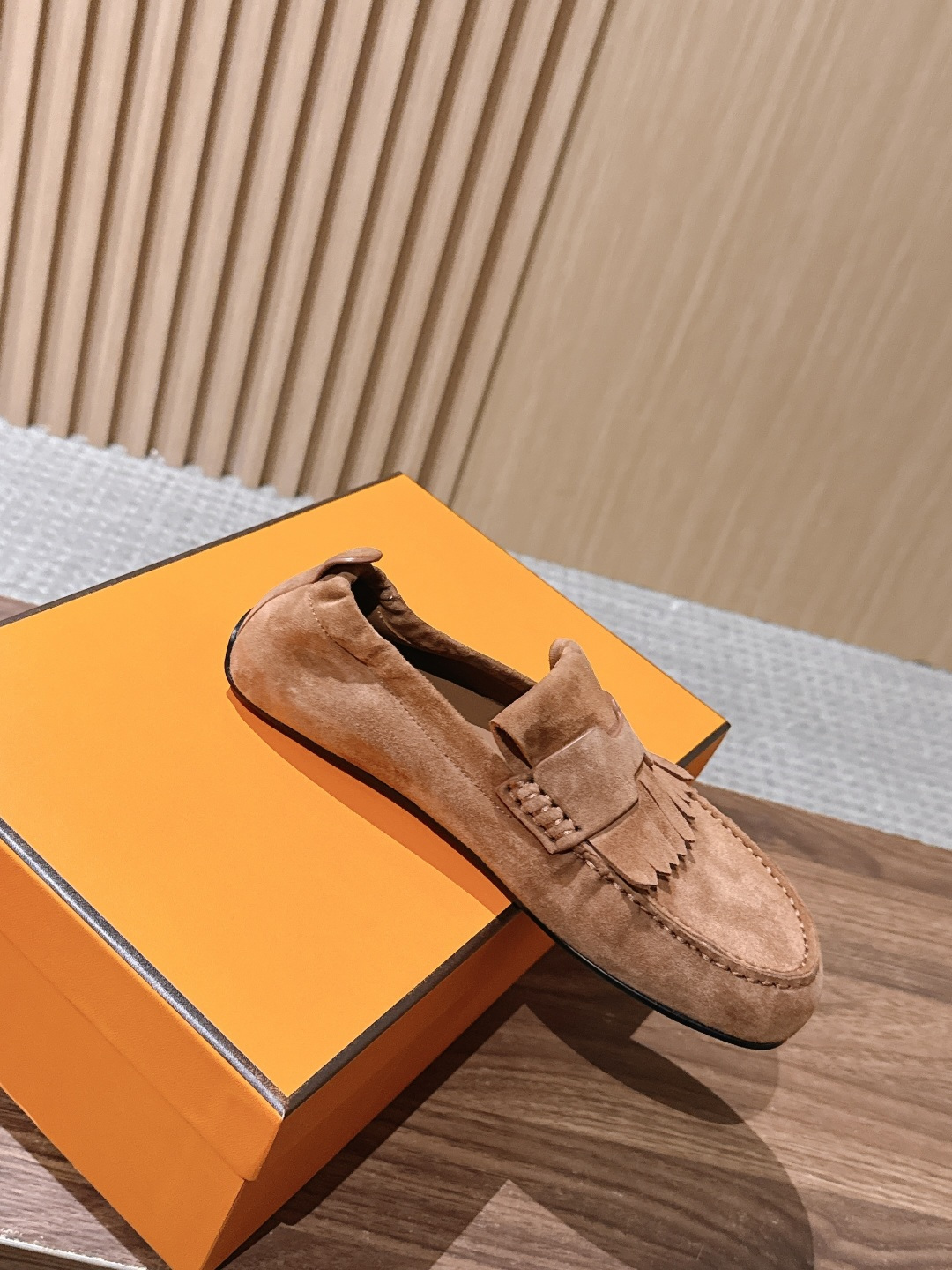Hermès 爱马仕Lazy莫卡辛乐福鞋 乐福鞋 把法式慵懒与轻奢质感融为一体。 甄选细腻反绒麂皮,鞋身点缀灵 Hermès 爱马仕Lazy莫卡辛乐福鞋 乐福鞋 把法式慵懒与轻奢质感融为一体。 甄选细腻反绒麂皮,鞋身点缀灵