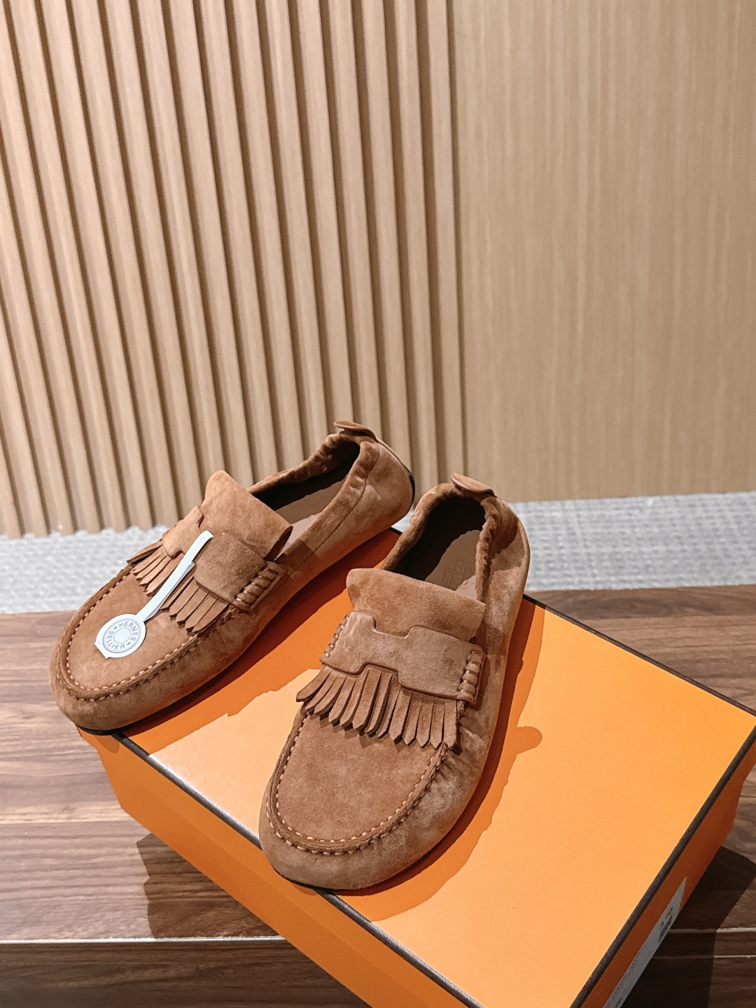 Hermès 爱马仕Lazy莫卡辛乐福鞋 乐福鞋 把法式慵懒与轻奢质感融为一体。 甄选细腻反绒麂皮,鞋身点缀灵 Hermès 爱马仕Lazy莫卡辛乐福鞋 乐福鞋 把法式慵懒与轻奢质感融为一体。 甄选细腻反绒麂皮,鞋身点缀灵