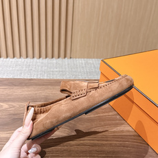 Hermès 爱马仕Lazy莫卡辛乐福鞋 乐福鞋 把法式慵懒与轻奢质感融为一体。 甄选细腻反绒麂皮,鞋身点缀灵 Hermès 爱马仕Lazy莫卡辛乐福鞋 乐福鞋 把法式慵懒与轻奢质感融为一体。 甄选细腻反绒麂皮,鞋身点缀灵