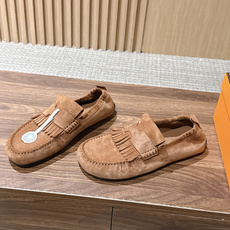 Hermès 爱马仕Lazy莫卡辛乐福鞋 乐福鞋 把法式慵懒与轻奢质感融为一体。 甄选细腻反绒麂皮,鞋身点缀灵 Hermès 爱马仕Lazy莫卡辛乐福鞋 乐福鞋 把法式慵懒与轻奢质感融为一体。 甄选细腻反绒麂皮,鞋身点缀灵
