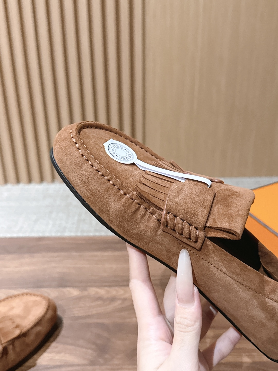Hermès 爱马仕Lazy莫卡辛乐福鞋 乐福鞋 把法式慵懒与轻奢质感融为一体。 甄选细腻反绒麂皮,鞋身点缀灵 Hermès 爱马仕Lazy莫卡辛乐福鞋 乐福鞋 把法式慵懒与轻奢质感融为一体。 甄选细腻反绒麂皮,鞋身点缀灵
