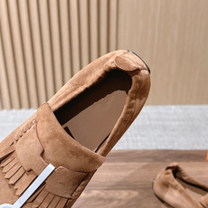 Hermès 爱马仕Lazy莫卡辛乐福鞋 乐福鞋 把法式慵懒与轻奢质感融为一体。 甄选细腻反绒麂皮,鞋身点缀灵 Hermès 爱马仕Lazy莫卡辛乐福鞋 乐福鞋 把法式慵懒与轻奢质感融为一体。 甄选细腻反绒麂皮,鞋身点缀灵