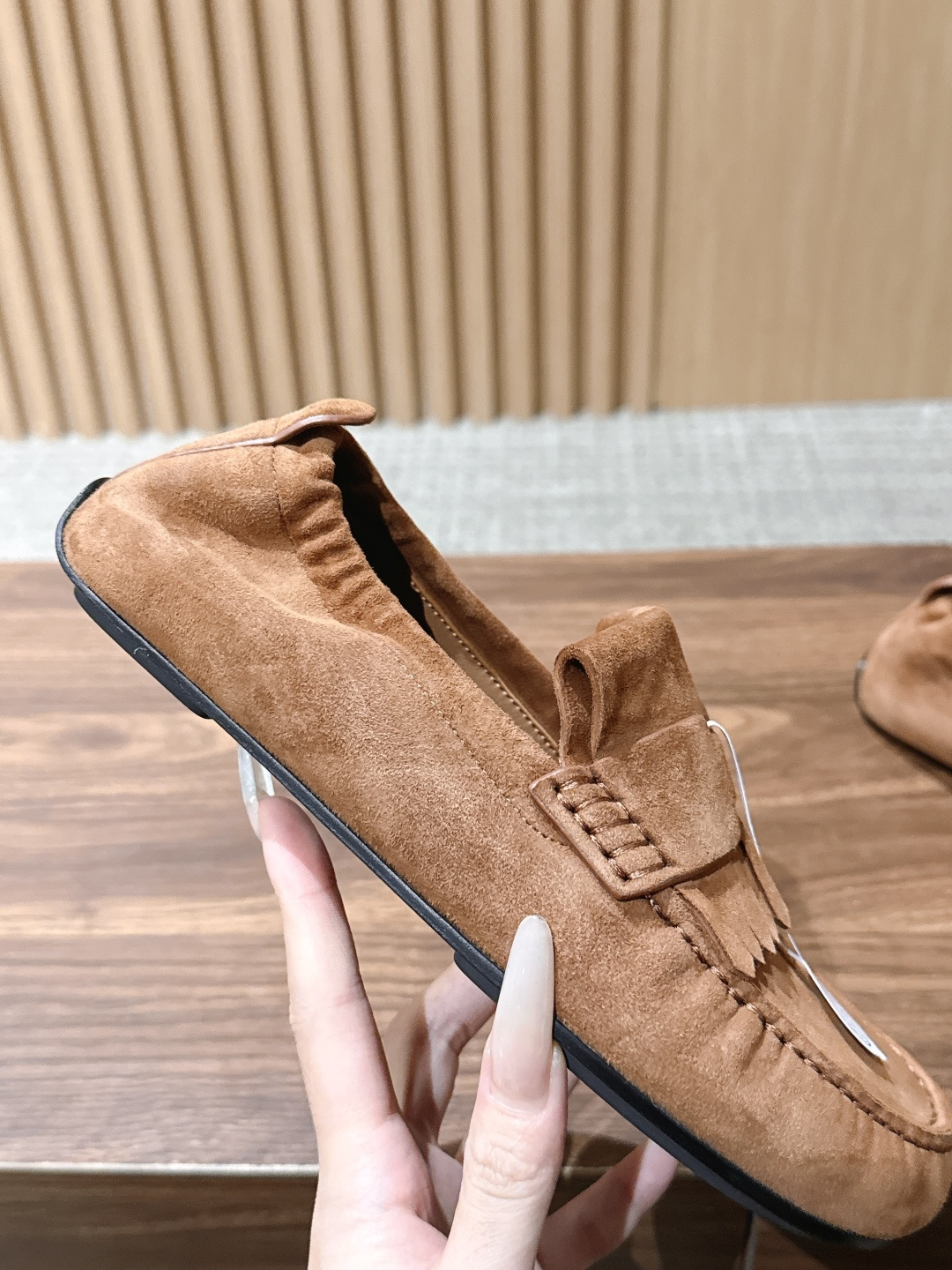 Hermès 爱马仕Lazy莫卡辛乐福鞋 乐福鞋 把法式慵懒与轻奢质感融为一体。 甄选细腻反绒麂皮,鞋身点缀灵 Hermès 爱马仕Lazy莫卡辛乐福鞋 乐福鞋 把法式慵懒与轻奢质感融为一体。 甄选细腻反绒麂皮,鞋身点缀灵