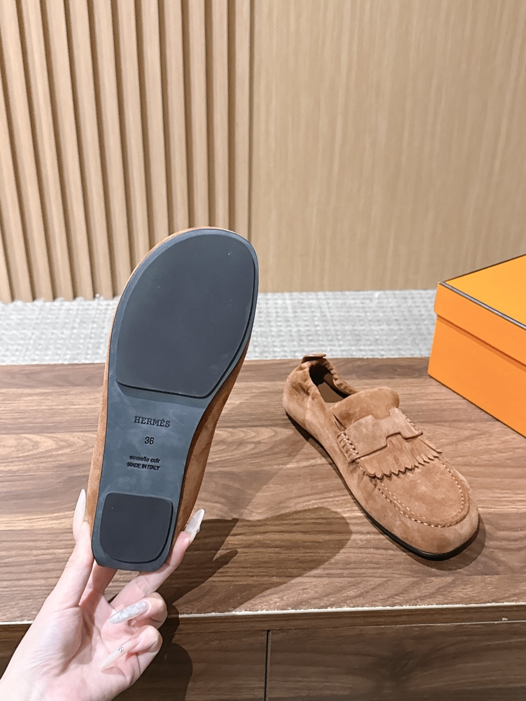 Hermès 爱马仕Lazy莫卡辛乐福鞋 乐福鞋 把法式慵懒与轻奢质感融为一体。 甄选细腻反绒麂皮,鞋身点缀灵 Hermès 爱马仕Lazy莫卡辛乐福鞋 乐福鞋 把法式慵懒与轻奢质感融为一体。 甄选细腻反绒麂皮,鞋身点缀灵