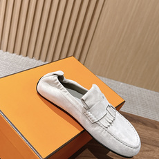 Hermès 爱马仕Lazy莫卡辛乐福鞋 乐福鞋 把法式慵懒与轻奢质感融为一体。 甄选细腻反绒麂皮,鞋身点缀灵 Hermès 爱马仕Lazy莫卡辛乐福鞋 乐福鞋 把法式慵懒与轻奢质感融为一体。 甄选细腻反绒麂皮,鞋身点缀灵