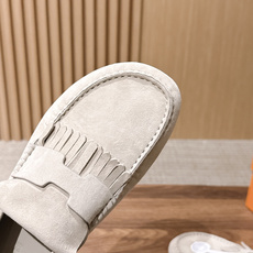 Hermès 爱马仕Lazy莫卡辛乐福鞋 乐福鞋 把法式慵懒与轻奢质感融为一体。 甄选细腻反绒麂皮,鞋身点缀灵 Hermès 爱马仕Lazy莫卡辛乐福鞋 乐福鞋 把法式慵懒与轻奢质感融为一体。 甄选细腻反绒麂皮,鞋身点缀灵