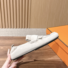 Hermès 爱马仕Lazy莫卡辛乐福鞋 乐福鞋 把法式慵懒与轻奢质感融为一体。 甄选细腻反绒麂皮,鞋身点缀灵 Hermès 爱马仕Lazy莫卡辛乐福鞋 乐福鞋 把法式慵懒与轻奢质感融为一体。 甄选细腻反绒麂皮,鞋身点缀灵