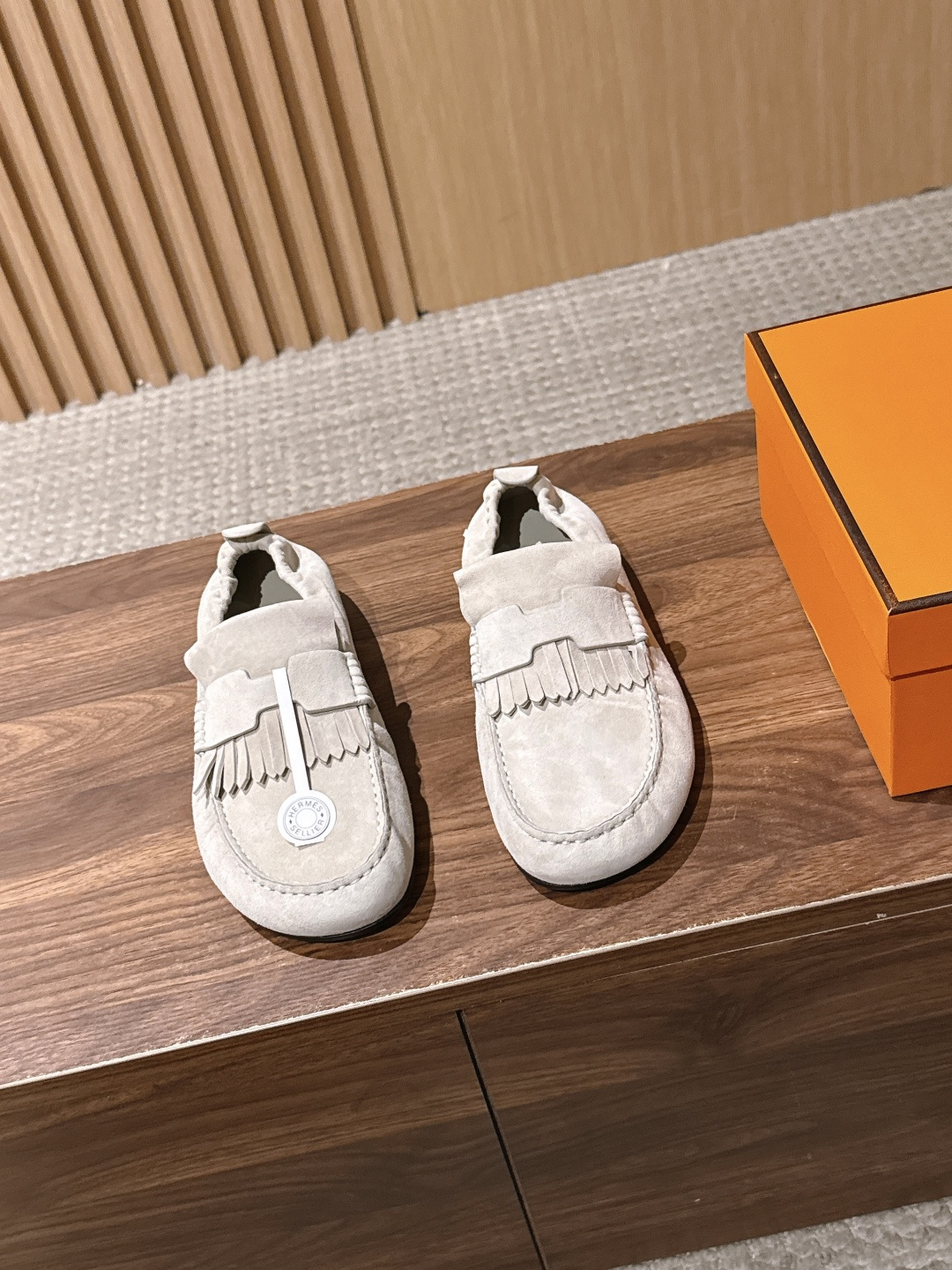 Hermès 爱马仕Lazy莫卡辛乐福鞋 乐福鞋      把法式慵懒与轻奢质感融为一体。 甄选细腻反绒麂皮，鞋身点缀灵