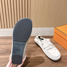 Hermès 爱马仕Lazy莫卡辛乐福鞋 乐福鞋 把法式慵懒与轻奢质感融为一体。 甄选细腻反绒麂皮,鞋身点缀灵 Hermès 爱马仕Lazy莫卡辛乐福鞋 乐福鞋 把法式慵懒与轻奢质感融为一体。 甄选细腻反绒麂皮,鞋身点缀灵