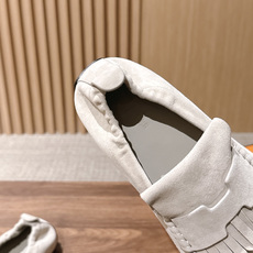 Hermès 爱马仕Lazy莫卡辛乐福鞋 乐福鞋 把法式慵懒与轻奢质感融为一体。 甄选细腻反绒麂皮,鞋身点缀灵 Hermès 爱马仕Lazy莫卡辛乐福鞋 乐福鞋 把法式慵懒与轻奢质感融为一体。 甄选细腻反绒麂皮,鞋身点缀灵