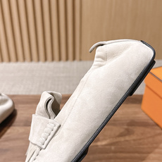 Hermès 爱马仕Lazy莫卡辛乐福鞋 乐福鞋 把法式慵懒与轻奢质感融为一体。 甄选细腻反绒麂皮,鞋身点缀灵 Hermès 爱马仕Lazy莫卡辛乐福鞋 乐福鞋 把法式慵懒与轻奢质感融为一体。 甄选细腻反绒麂皮,鞋身点缀灵