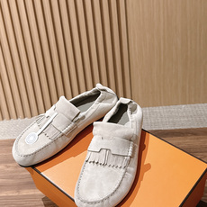 Hermès 爱马仕Lazy莫卡辛乐福鞋 乐福鞋 把法式慵懒与轻奢质感融为一体。 甄选细腻反绒麂皮,鞋身点缀灵 Hermès 爱马仕Lazy莫卡辛乐福鞋 乐福鞋 把法式慵懒与轻奢质感融为一体。 甄选细腻反绒麂皮,鞋身点缀灵