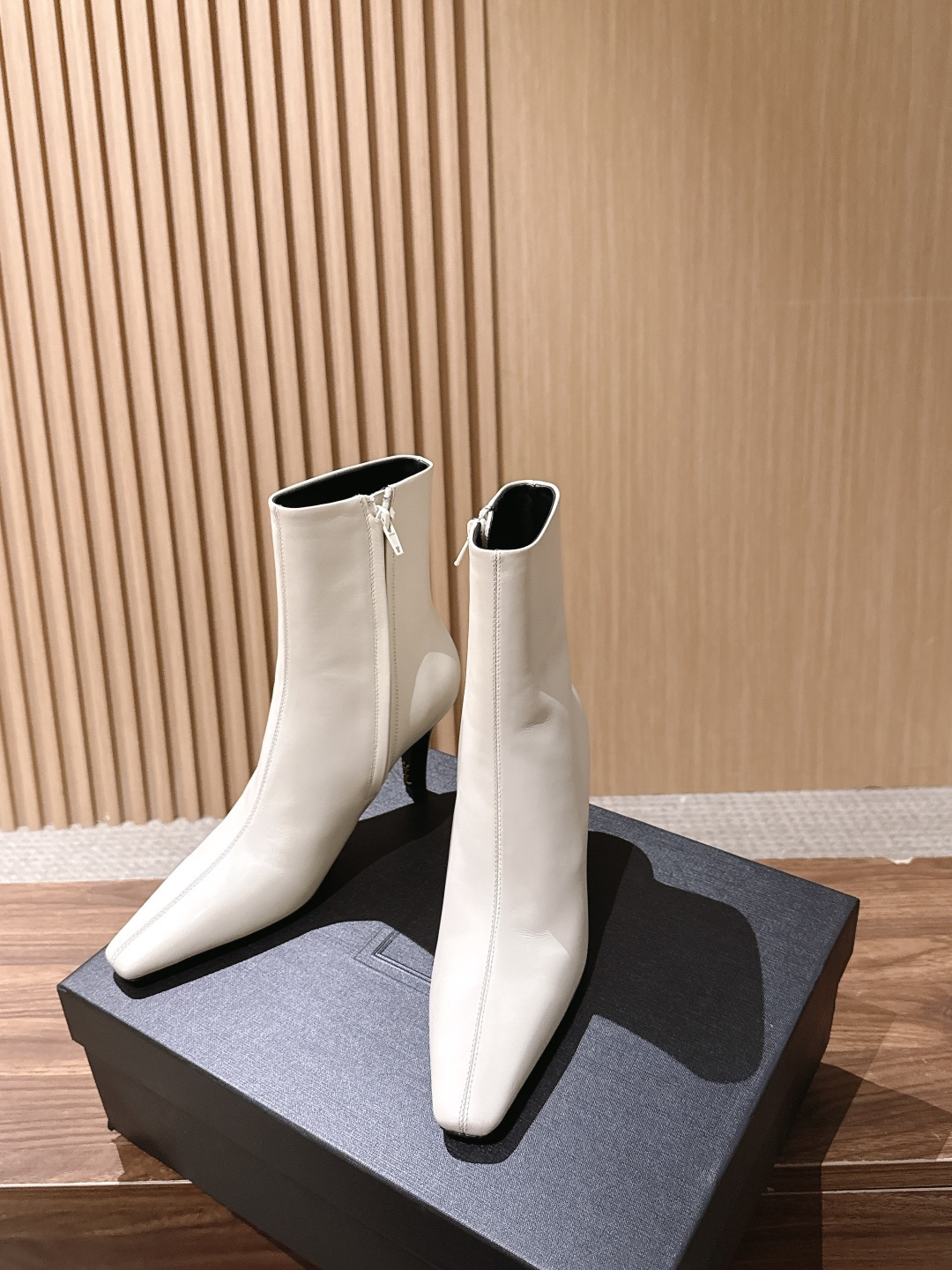 Saint Laurent 圣罗兰YSL简约风高奢质感经典小方头高跟短靴系列 小方头+细高跟+紧身靴筒，是YSL标志性的