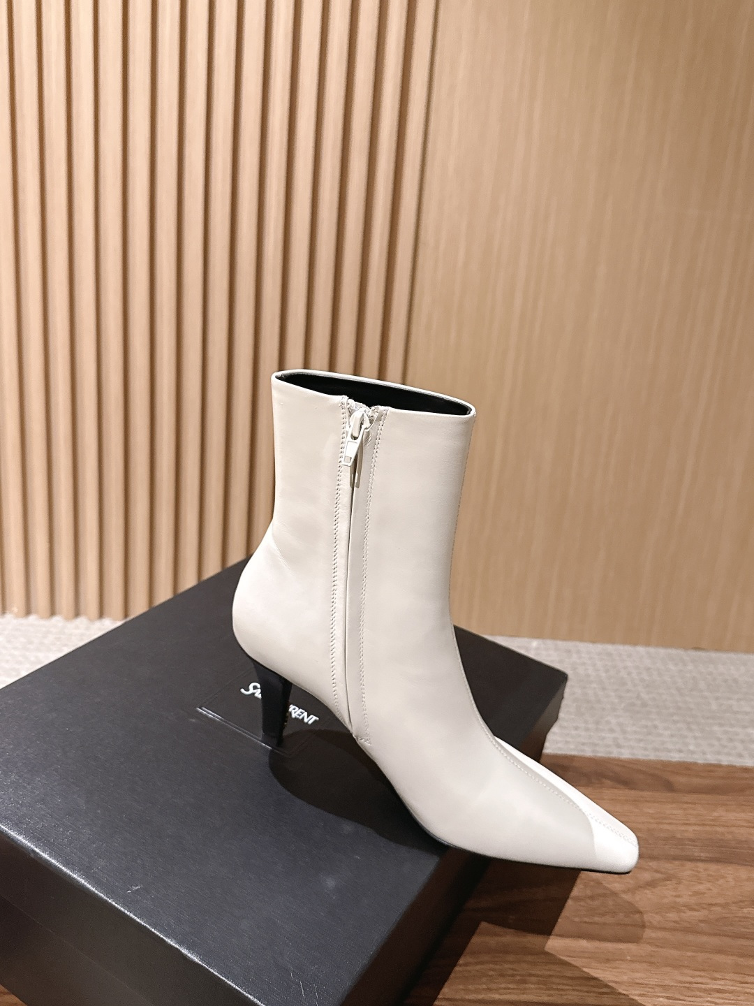Saint Laurent 圣罗兰YSL简约风高奢质感经典小方头高跟短靴系列 小方头+细高跟+紧身靴筒，是YSL标志性的
