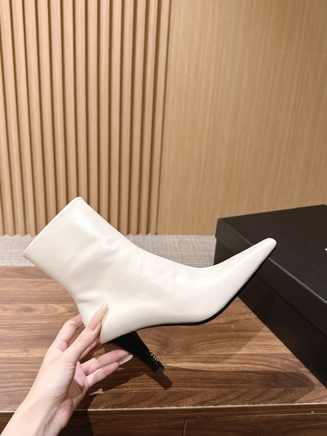 Saint Laurent 圣罗兰YSL简约风高奢质感经典小方头高跟短靴系列 小方头+细高跟+紧身靴筒，是YSL标志性的